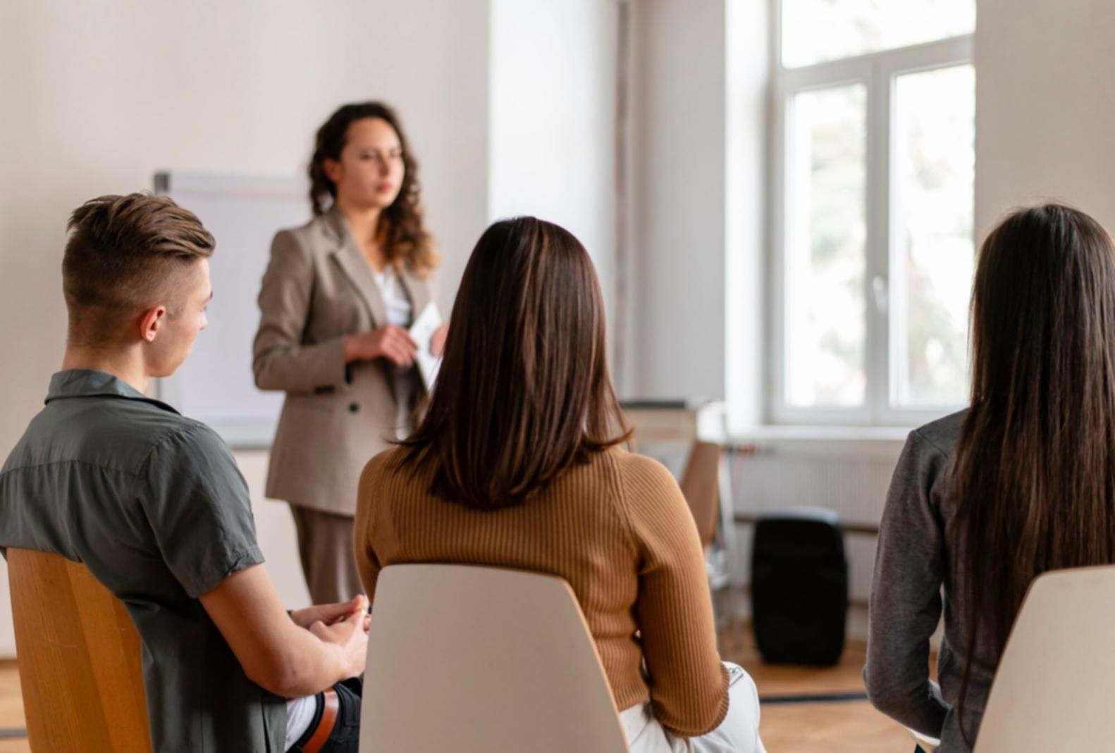 Session de formation interactive en analyse financière avec étudiants travaillant sur des données de marché