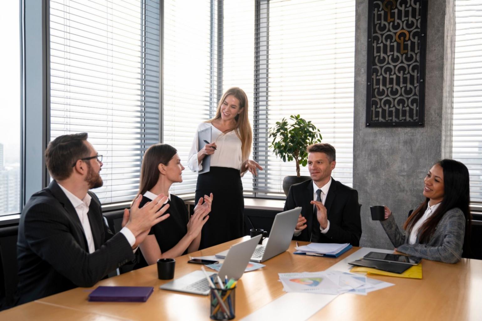 Salle de formation moderne avec écrans d'analyse financière et espaces de travail collaboratif